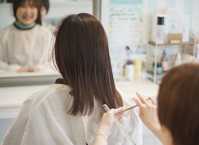 傷ませず、扱いやすく。髪質改善と縮毛矯正の新しい選択